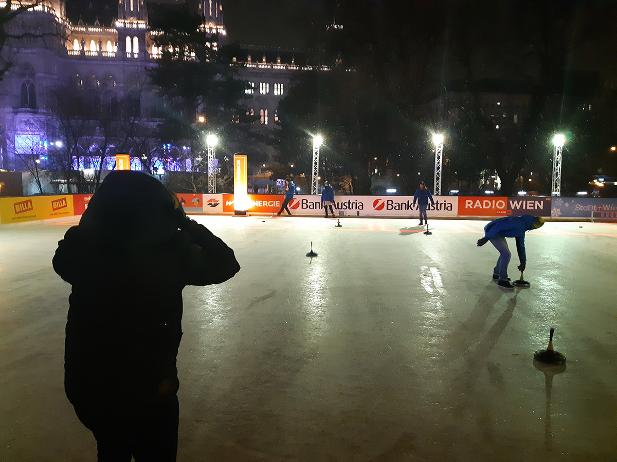 DIE WOHNKOMPANIE auf dem Eis – Eistockschießen am Wiener Eistraum