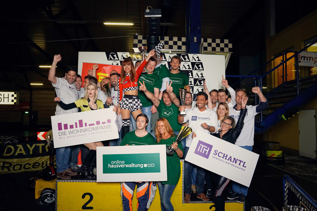 Beim Go-Kart-Event der Immobilienbranche in Wien traten 15 Teams an. Unsere ambitionierten Fahrer freuen sich über den tollen zweiten Platz unter den Amateuren, aber das Ziel ist klar: ganz oben auf dem Podest wollen sie stehen. Möglichst schon im kommend