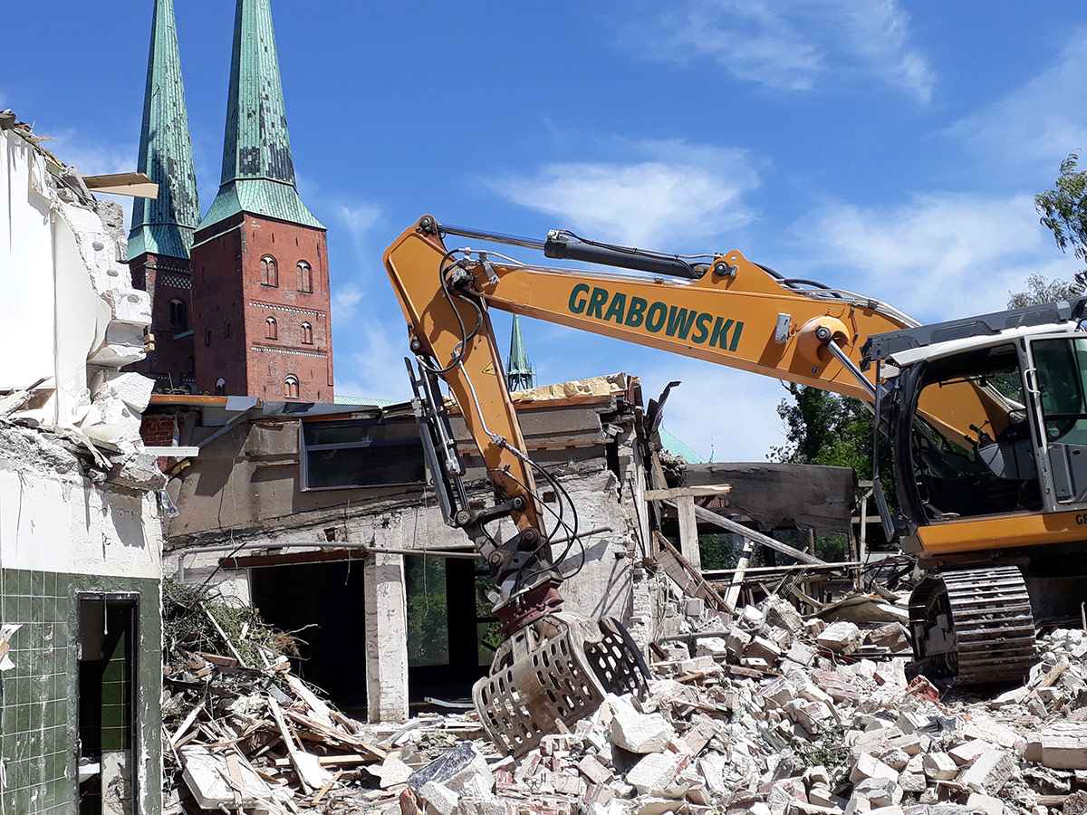 Mit dem Rückbau des Bestands- gebäudes in der Wallstraße ist der Startschuss für eine neue attraktive Wohnanlage in Innenstadtnähe mit direktem Zugang zur Trave gelegt. Der Baustart des Wohnprojekts ist für das 4. Quartal 2018 geplant. Der Vertrieb starte